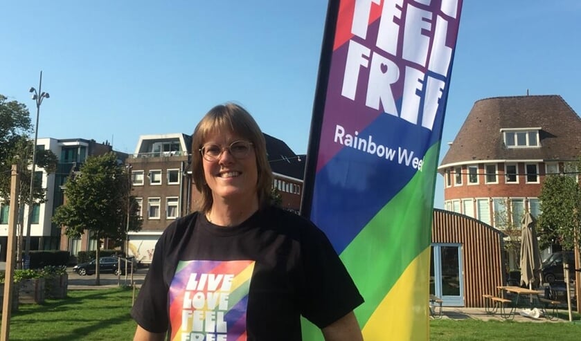 <p>Wethouder Karin Walters tijdens de presentatie van het programma van de Rainbow Week Hilversum.</p>