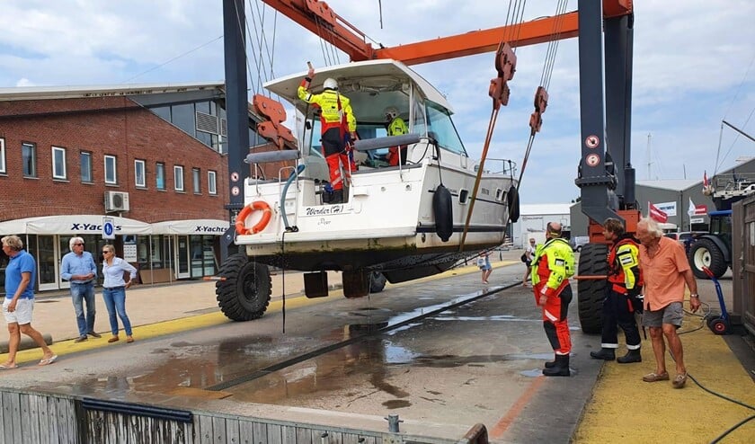 De boot wordt bij Marina Muiderzand uit het water getakeld en bleek een gat aan de onderkant van het schip te hebben.