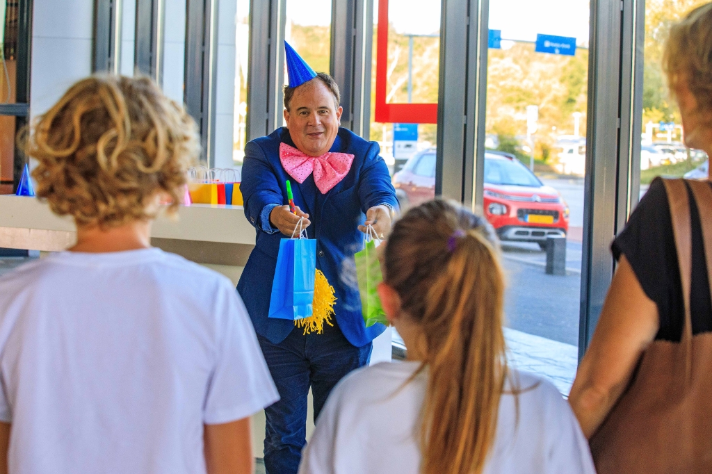 <p>Eppo van Nispen tot Sevenaer heette de bezoekers welkom toen Beeld en Geluid in september de deuren weer opende. </p>