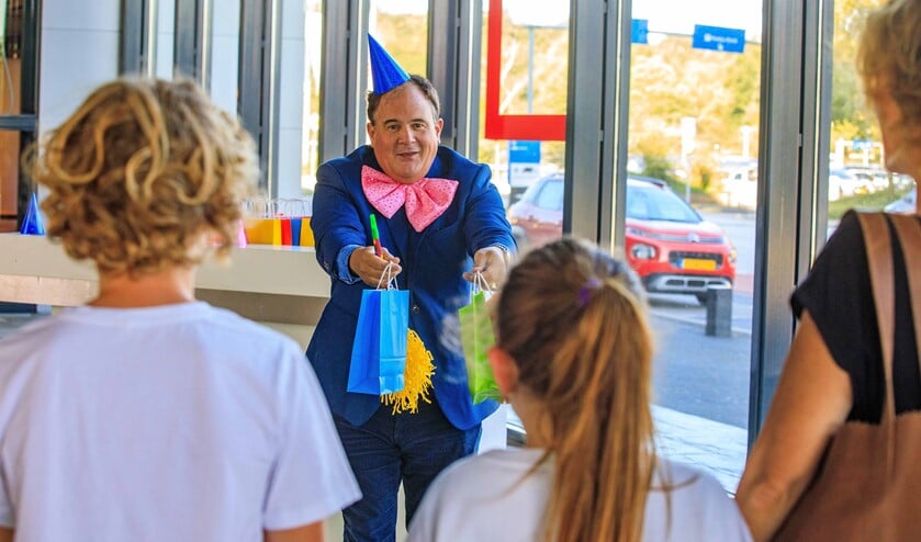 <p>Eppo van Nispen tot Sevenaer heette de bezoekers welkom toen Beeld en Geluid in september de deuren weer opende. </p>