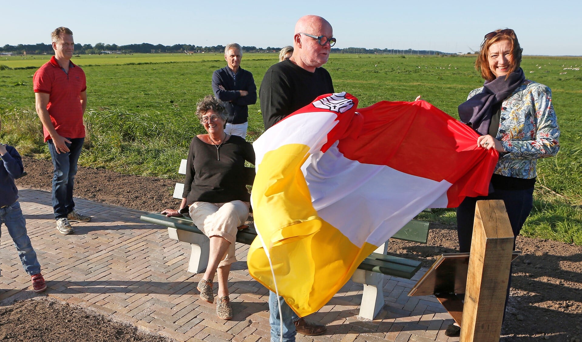Gerard Wortel en wethouder Wilma de Boer-Leijsma onthullen het plateau.