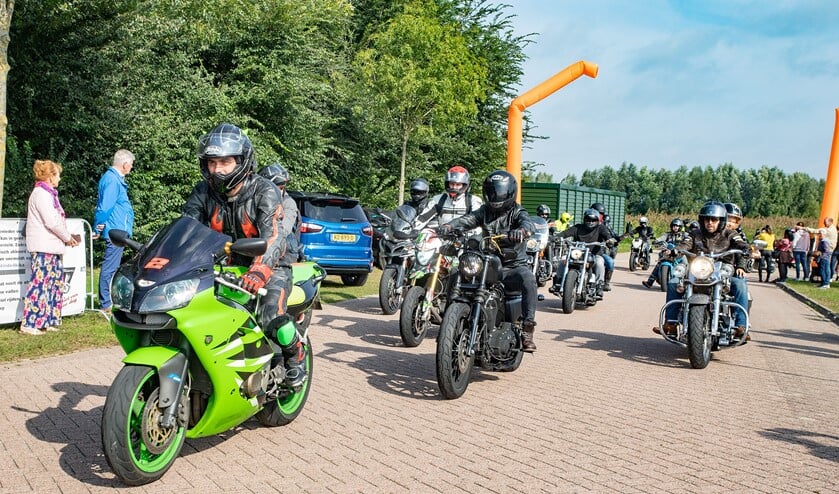 <p>De motoren vertrekken vanaf het Nautisch Kwartier voor hun Ride4KiKa.</p>