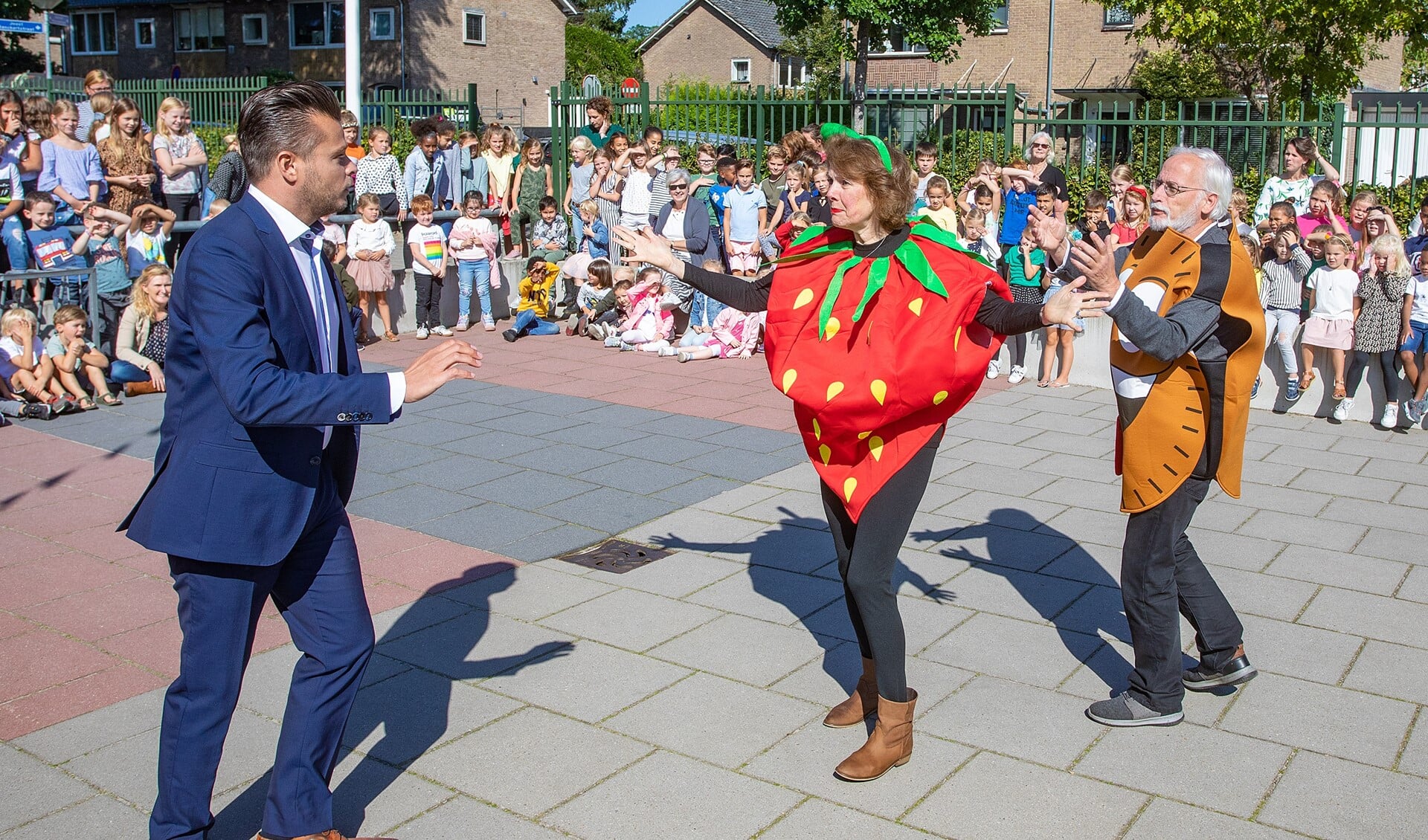 Directeur Michiel van de Brink doet een rondedans met gezond en ongezond eten.