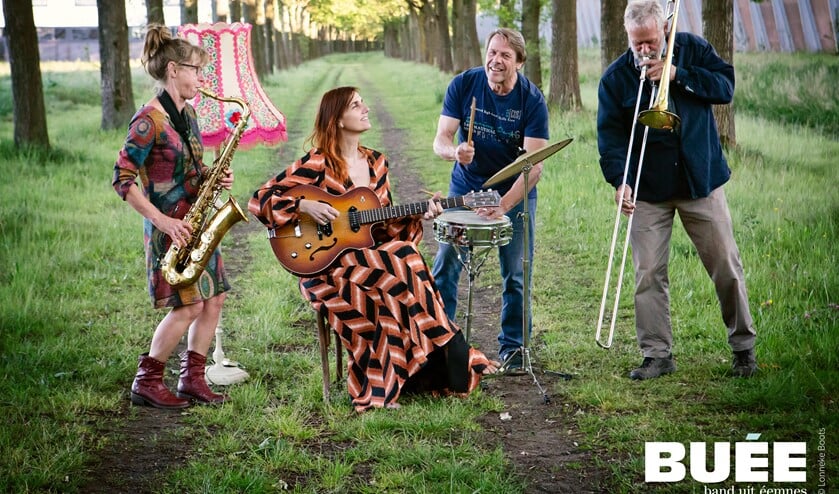 De Band Uit Eemnes zorgt voor een vrolijke noot op de avond.
