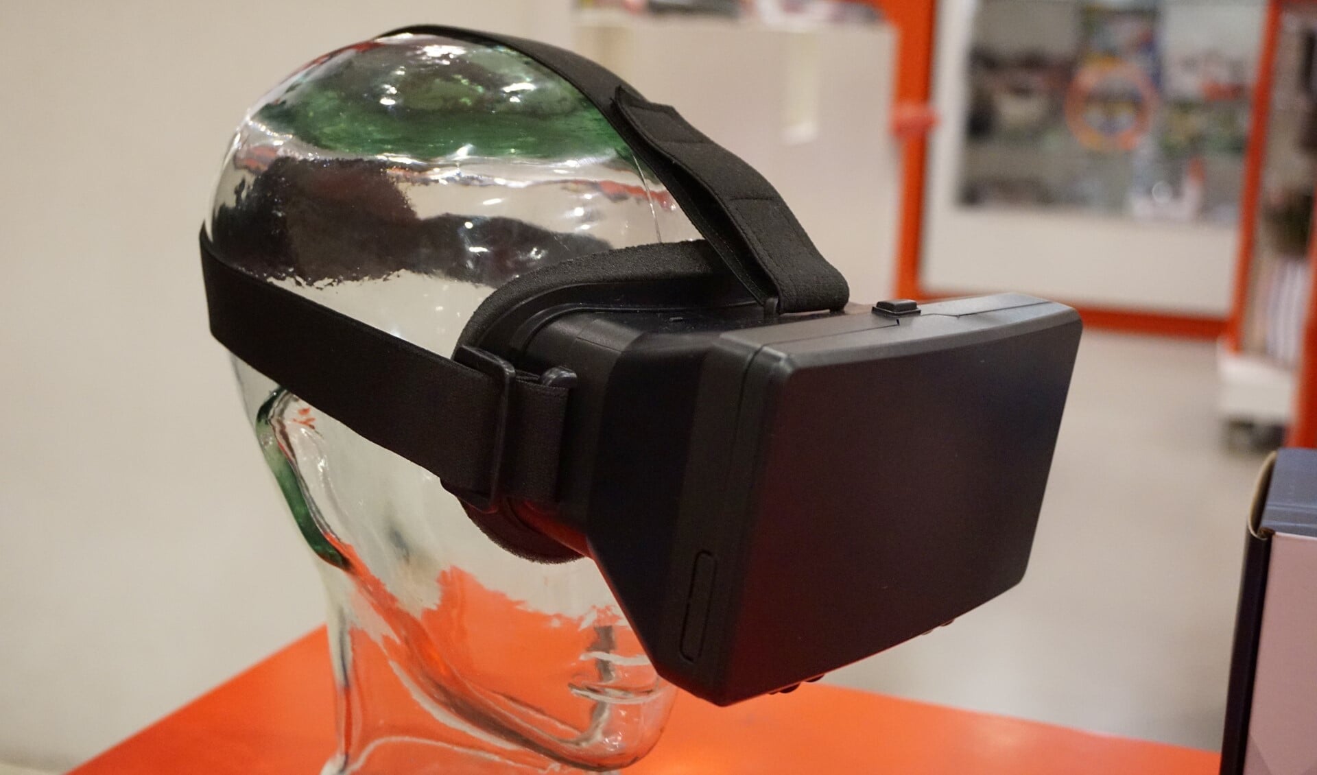 Met behulp van een virtual realitybril kunnen mantelzorgers in de huid van iemand met dementie kruipen.