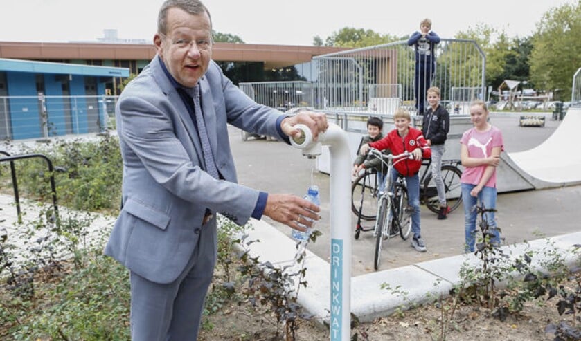 De wethouder tapte zelf het eerste flesje water.