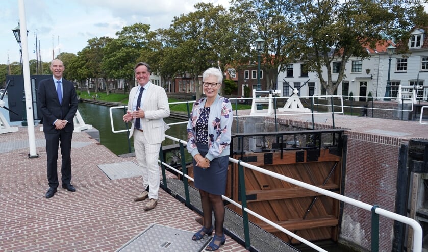 <p>In het bijzijn van wethouder Alexander Luijten en wethouder Jorrit Eijbersen mocht Bea de Buisonjé van het Waterschap AGV de sluisdeuren voor het eerst in gebruik nemen.</p>