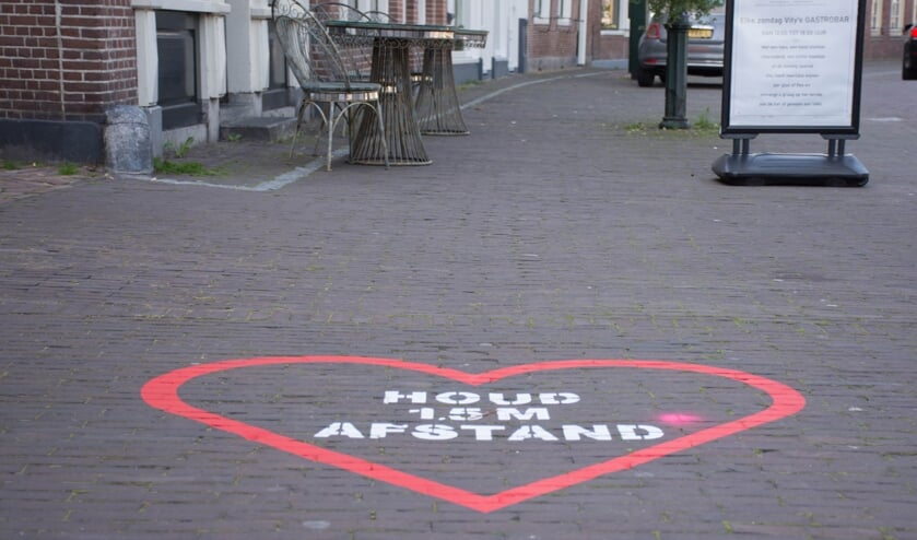 <p>De verplichte 1,5 meter afstand houden is weer terug.</p>