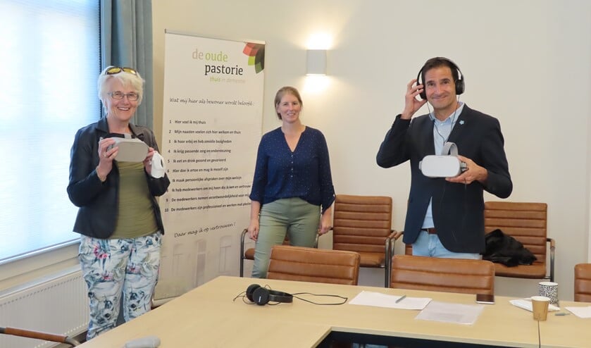 <p>Atie Vos-Tabak (l), Toos Munneke en wethouder Maarten Hoelscher.</p>