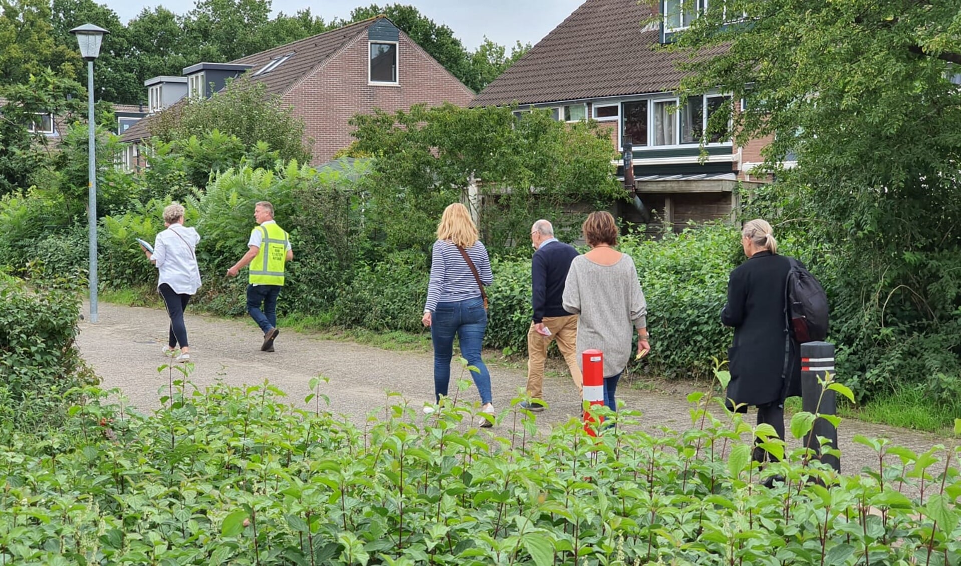 In kleine groepen wandelden wijkbewoners door de Bijvanck.