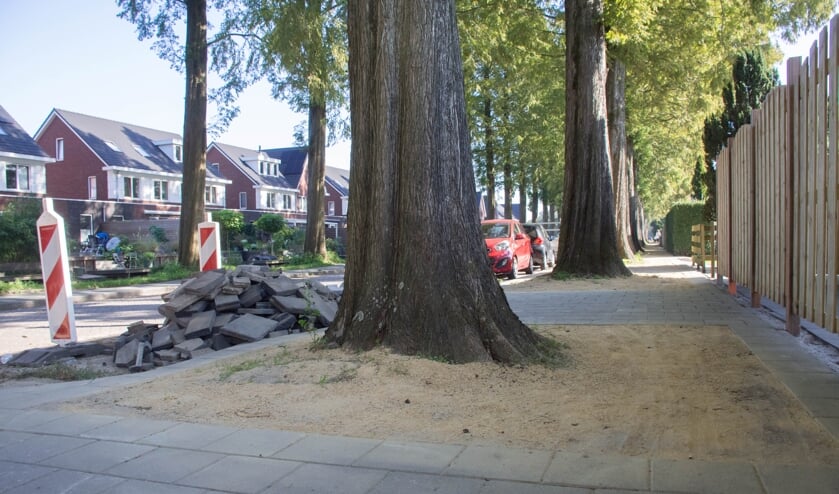 <p>na jaren, ongevallen, eindelijk de stoep gemaakt op de Gemeenschapspolderweg</p>