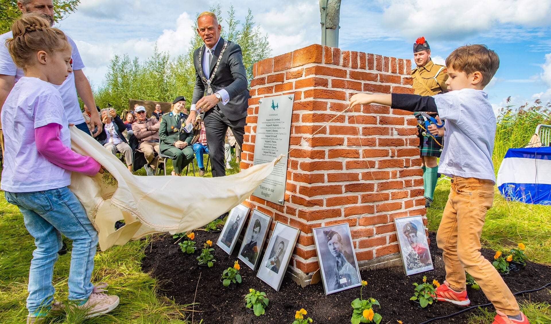 Het Halifax monument werd onthuld door burgemeester Han ter Heegde en de kinderen van David van Coolwijk, vrijwilliger van Stichting Halifax Monument Muiden.