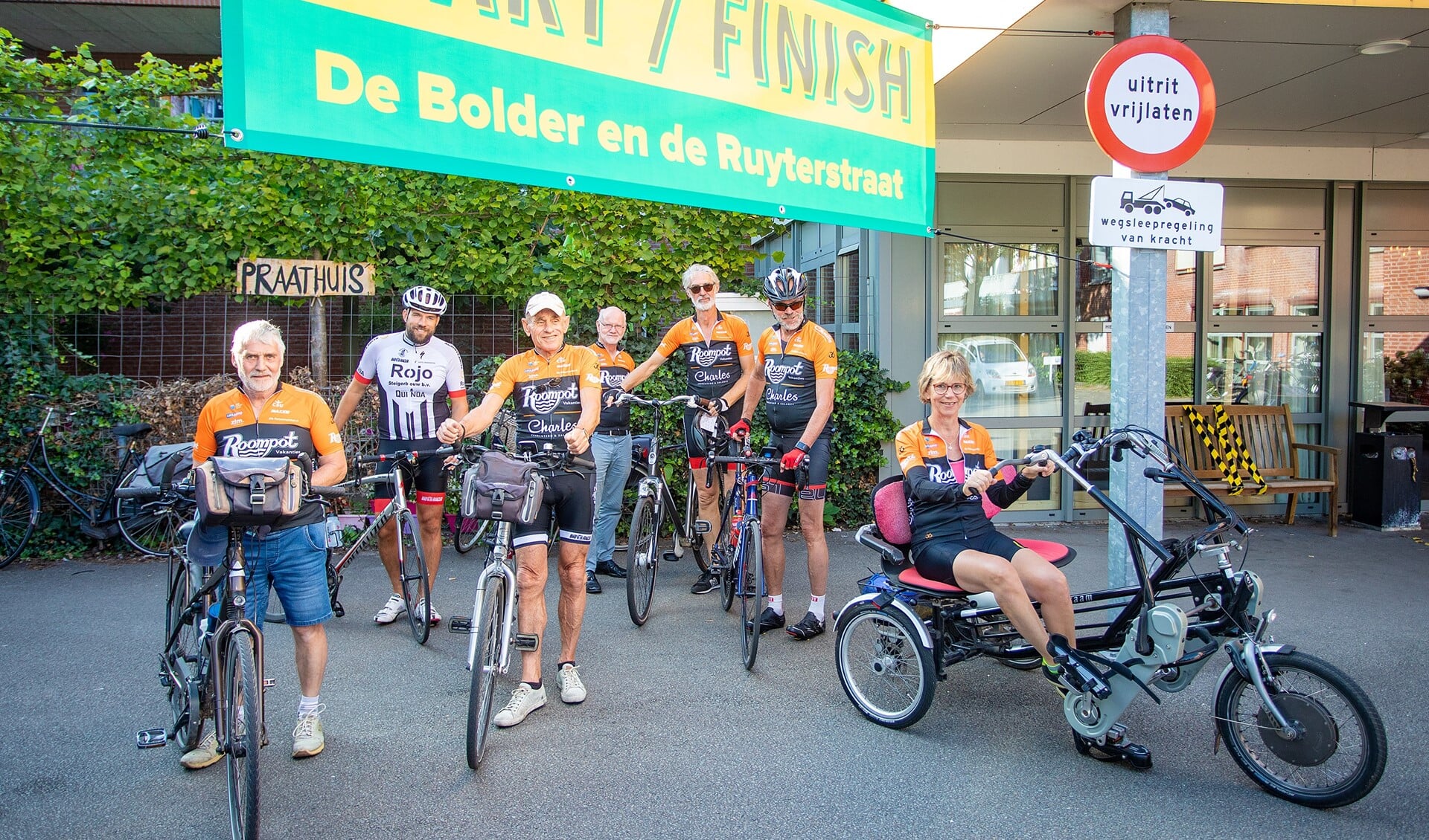 Het fietsteam dat zaterdag 300 kilometer fietste om geld in te zamelen voor een nieuwe duofiets.