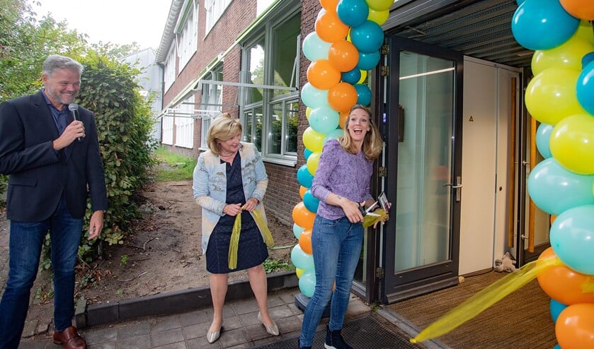 <p>Een trotse directeur opent het energieneutrale gebouw. </p>
