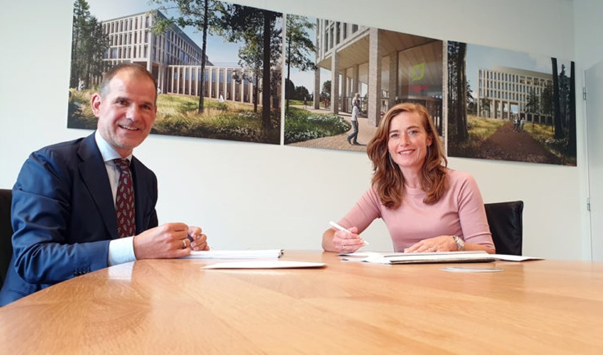 Clemie van Wanrooij (directeur Van Wanrooij projectontwikkeling) en Janneke Brink-Daamen (voorzitter raad van bestuur Tergooi) ondertekenen de koopovereenkomst.
