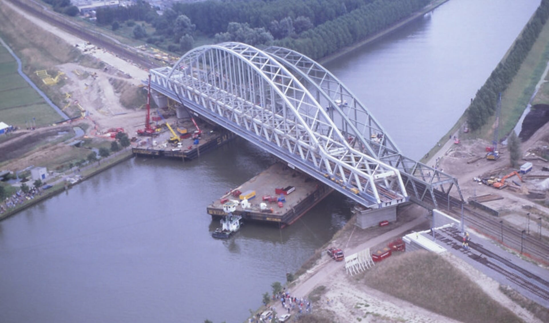 Begin september 1995 werd de tweede brug geplaatst. Foto: Peter Schoeber 