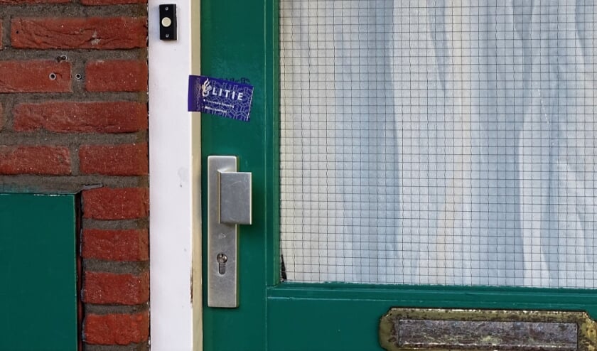 <p>De deur van de benedenwoning is nog altijd verzegeld.</p>