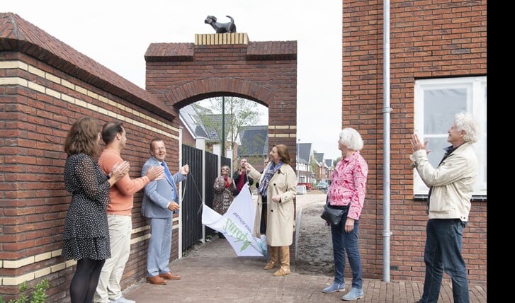 Wethouders De Boer-Leijsma en Reijn onthullen samen met bewoners de bronzen hond en kat. 