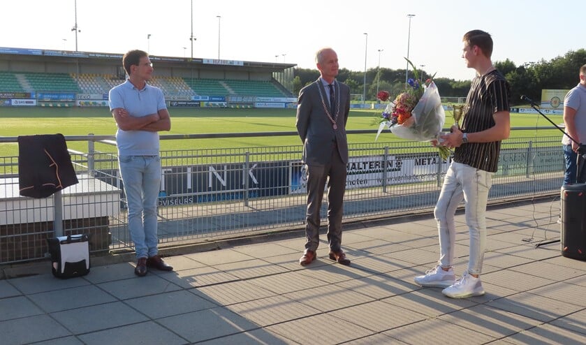 Djurre in gesprek met burgemeester Niek Meijer en wethouder Maarten Hoelscher.