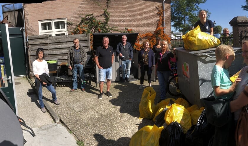 <p>Een van de schoonmaakteams met zakken afval.</p>