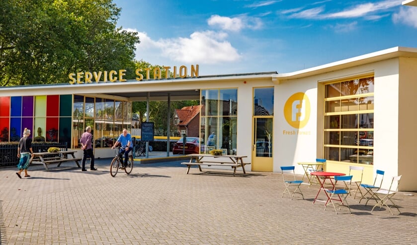 <p>Het servicestation aan de Larenseweg trok nog redelijk wat bekijks. </p>