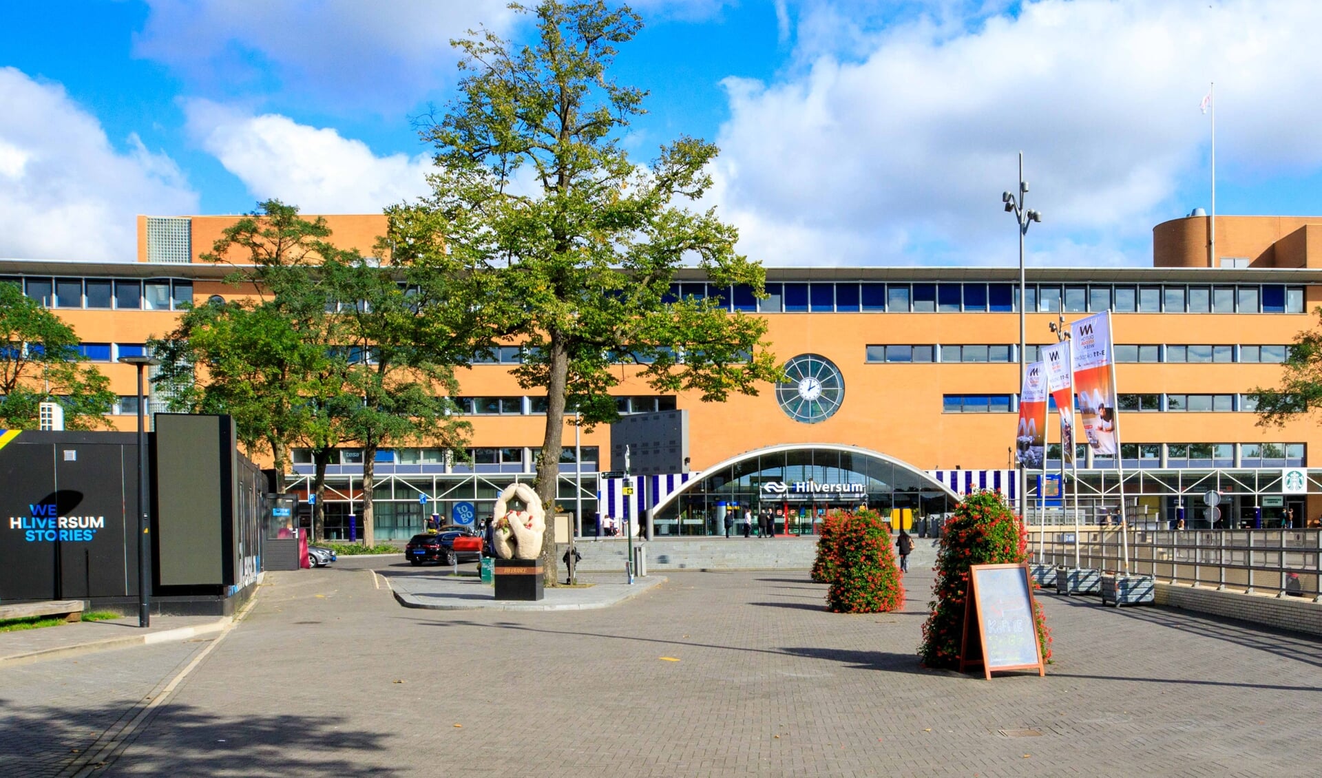Stichting Hilversum Marketing moet gaan uitkijken naar een andere locatie nu in 2021 de eerste werkzaamheden gaan beginnen op het Stationsplein. Foto : © Foto Miché / Bastiaan Miché 