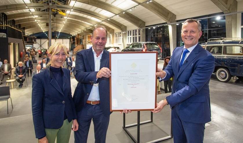 <p>Arthur van Dijk (rechts) heeft het predicaat overhandigd aan Tineke en Willem Jan van der Burg.</p>