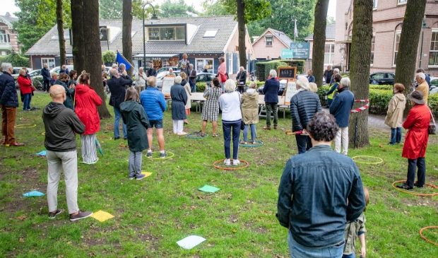 <p>Te midden van tientallen belangstellenden en de bomen op de Brink worden de handtekeningen tegen de kap overhandigd.</p>