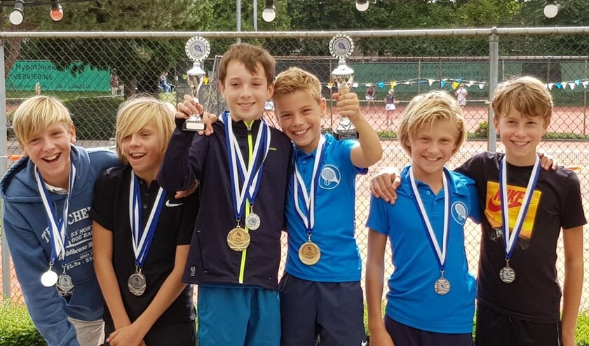Diverse blije kampioenen.