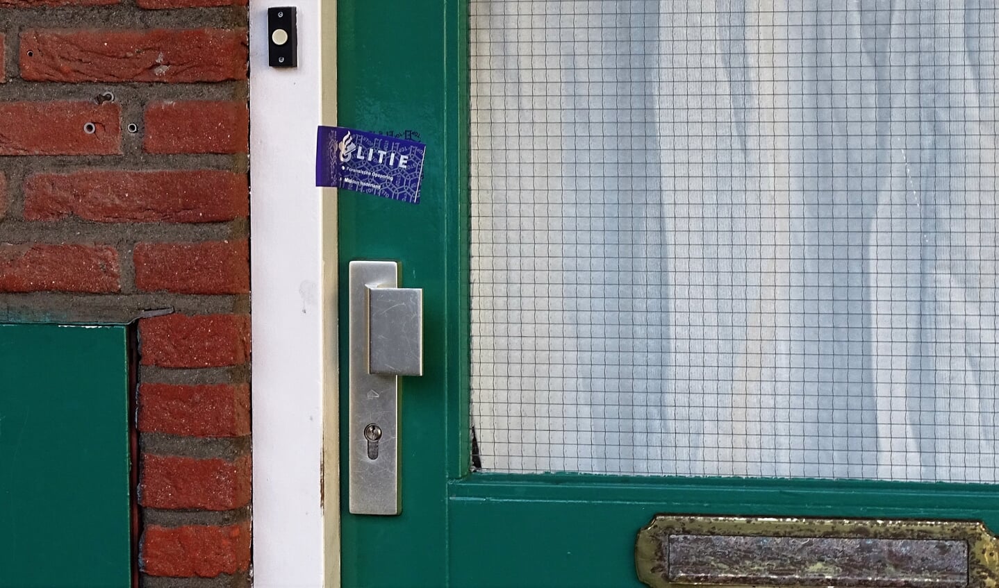 De deur van de benedenwoning is nog altijd verzegeld.