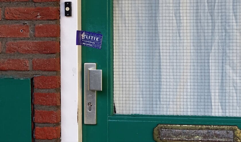 De deur van de benedenwoning is nog altijd verzegeld.