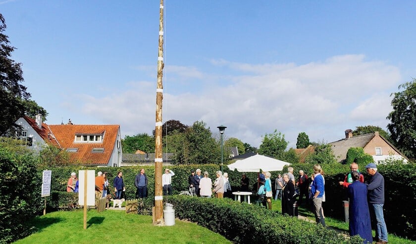 Een paal ter hoogte van het nieuw te bouwen complex werd als protest neergezet.