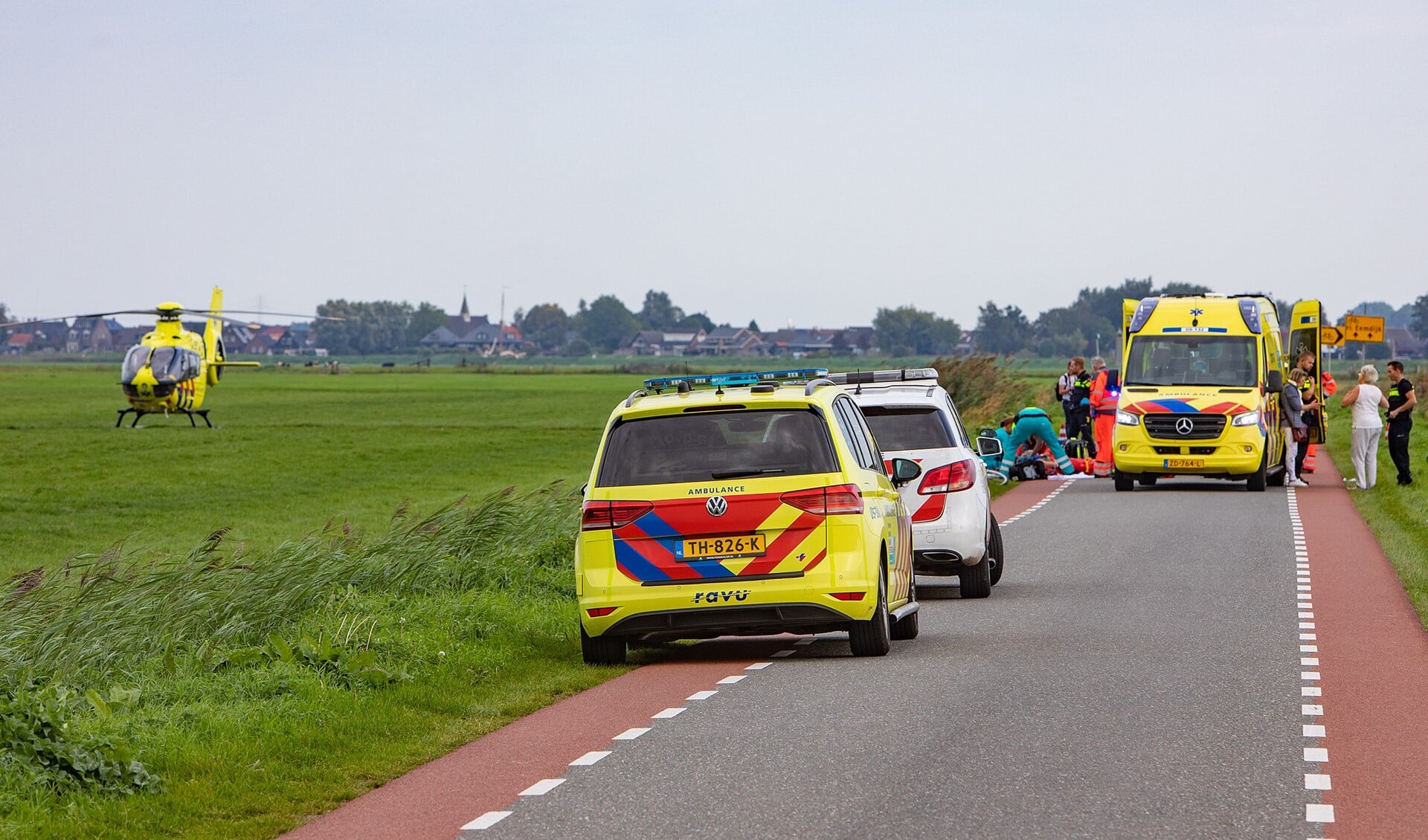 Hulpdiensten ter plaatse aan de Volkersweg om de slachtoffers te helpen.