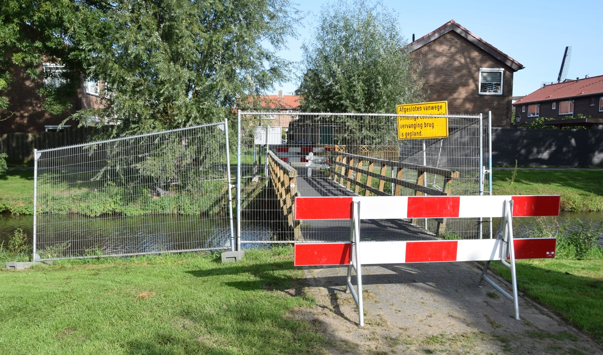 Momenteel is de brug bij het Diepenbroickpark afgesloten, maar de hekken zijn niet muurvast verankerd.