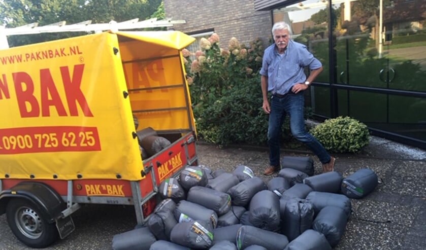 <p>Een lading slaapzakken wordt afgeleverd bij de Goede Herderkerk.</p>