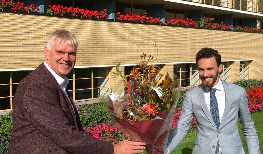 <p>Rechts wethouder Arno Scheepers (grondbeleid en grondexploitaties) en links Jan van Barneveld (directeur de Alliantie) na het ondertekenen van de realisatieovereenkomst.</p>