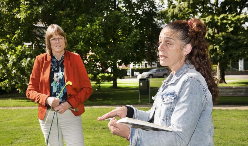<p>Wethouder Karin Walters (links) gaf de aftrap voor het uitvoeren van het actieplan suïcidepreventie in aanwezigheid van ervaringsdeskundige Nikey Puper.</p>
