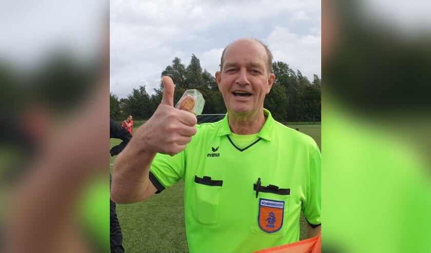 <p>Gosse Gijzen heeft heel veel wedstrijden voor FC Weesp gefloten. </p>