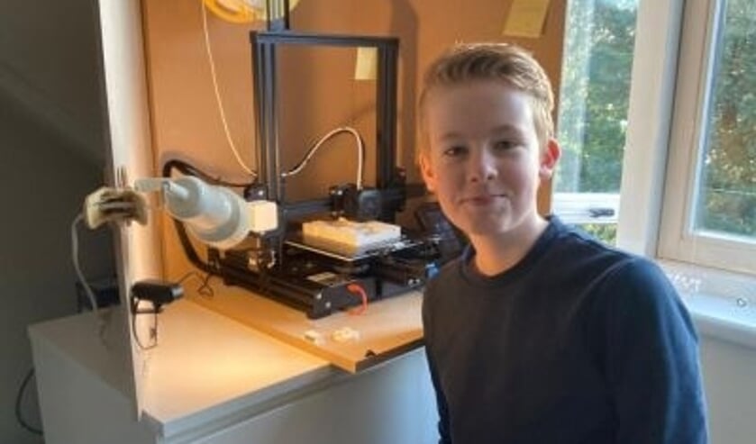 <p>De 13-jarige Joep van der Zee maakt neusclips voor de zorg.</p>