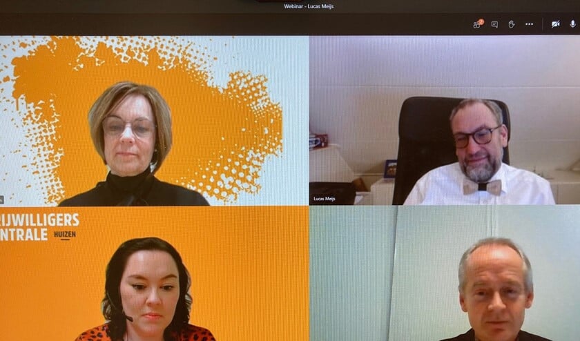 <p>Burgemeester Niek Meijer (rechtsonder) opende het jaar tijdens een webinar van Lucas Meijs (rechtsboven) in aanwezigheid van Jolanda Westrum (linksboven) en Charlotte Tupang (linksonder) van de vrijwlligerscentrale.</p>