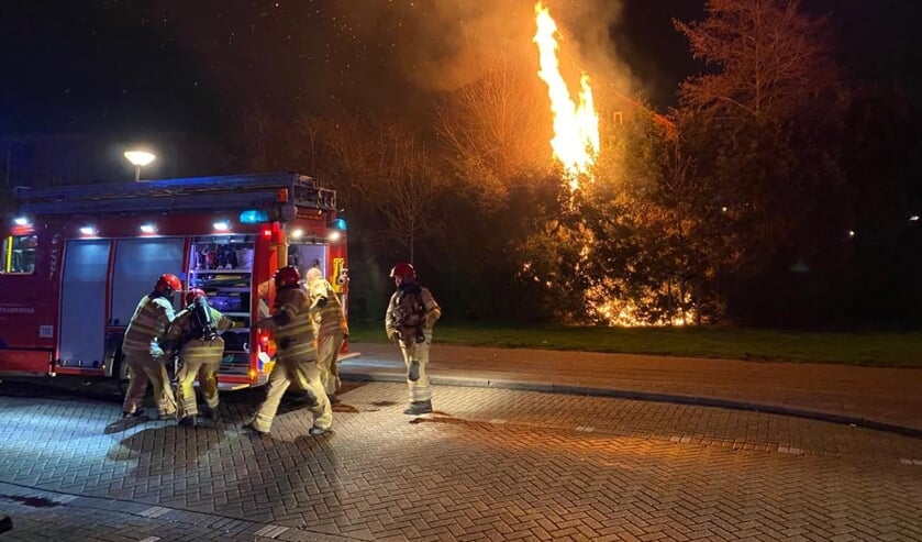 <p>De brand in de heg aan de Plataanlaan woedt volop.</p>