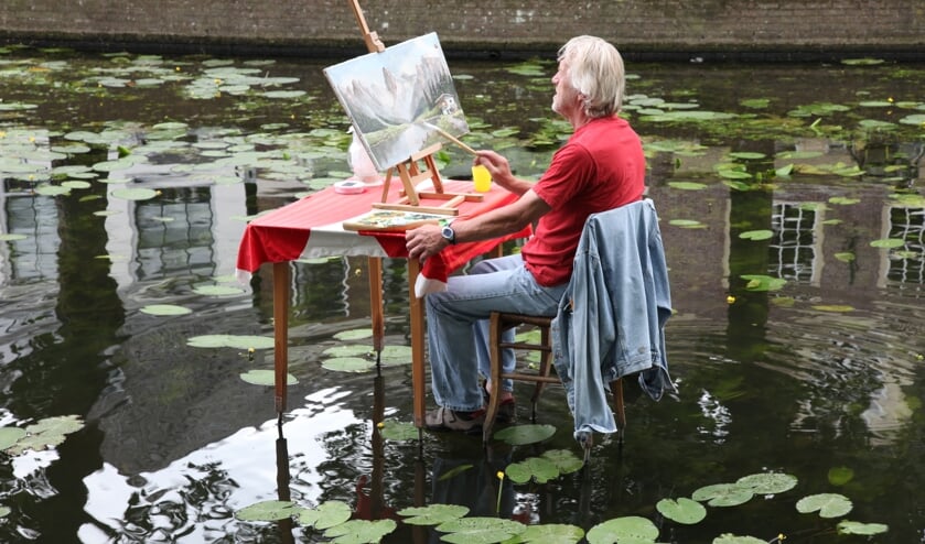 <p>Oud bestuurslid en deelnemer Guus van de Heuvel bij zijn kunstwerk.</p>