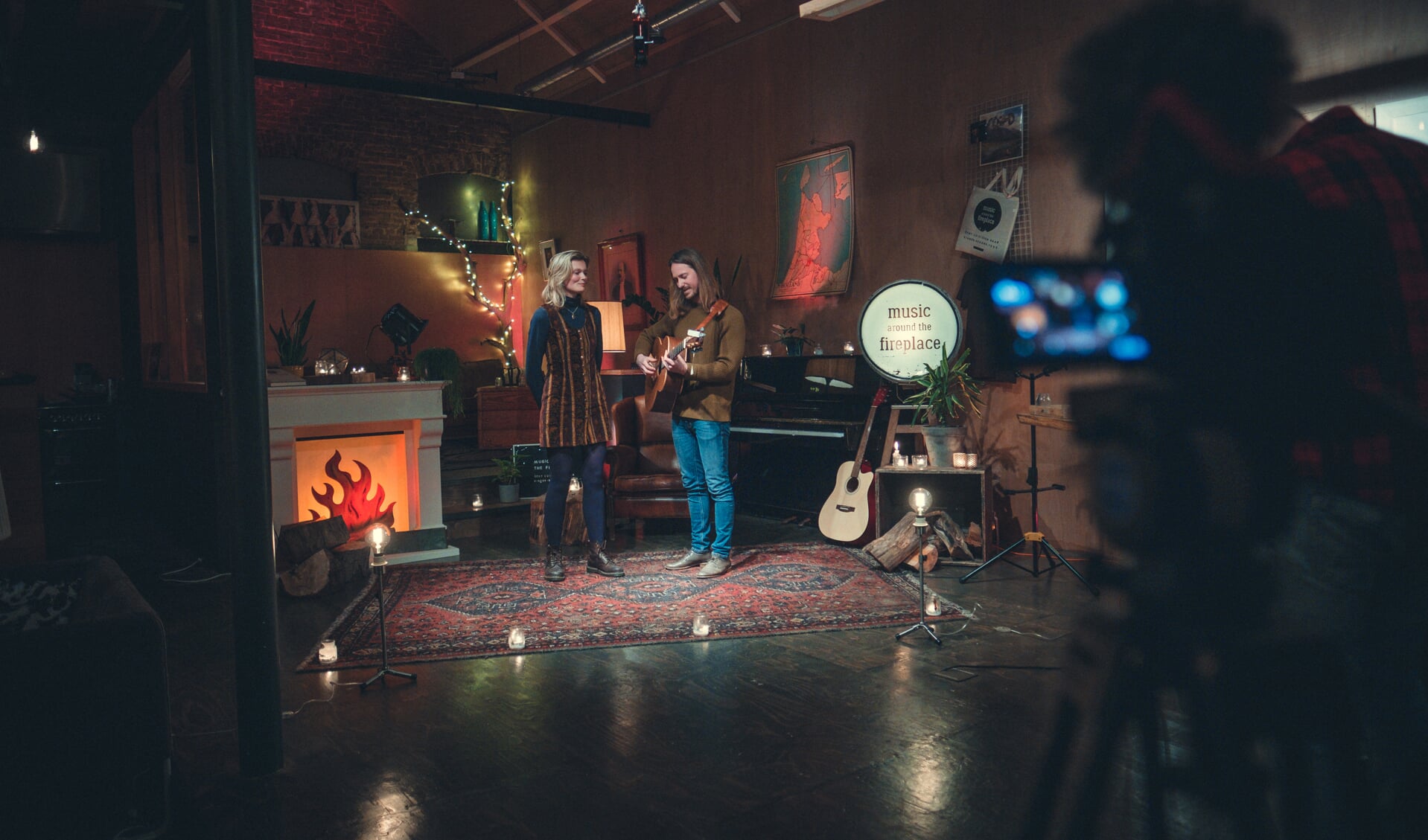 Scott & Young tijdens de opname van de Music Around The Fireplace Livestream Special in @AllArt in Hilversum.