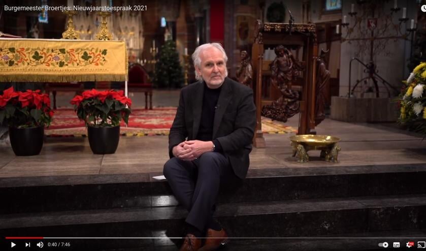 <p>Burgemeester Broertjes in een lege Sint Vituskerk.</p>