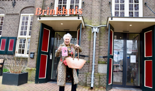 <p>Karin met haar verrassingstas.</p>