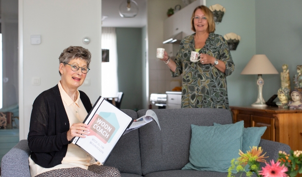 <p>Een bewoonster is dolgelukkig in haar nieuwe woning met dank aan de wooncoach Hilde (rechts).</p>