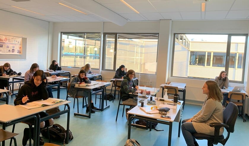 <p>Een examenklas krijgt op 1,5 meter afstand les op Scholengemeenschap Huizermaat.</p>