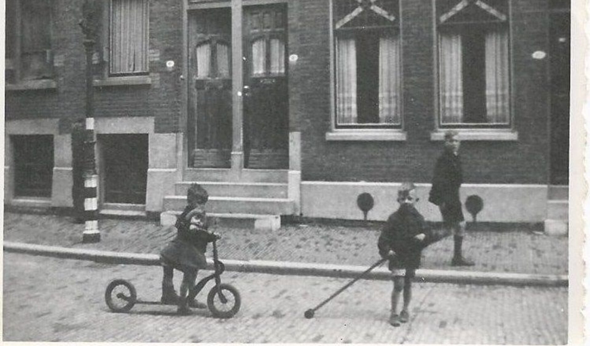 Theo (rechts) op de stoep bij zijn ouderlijk huis in Rotterdam.
