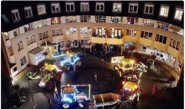 <p>De lichtjestour van de boeren uit Eemnes ging ook naar de Torenhof in Blaricum.</p>