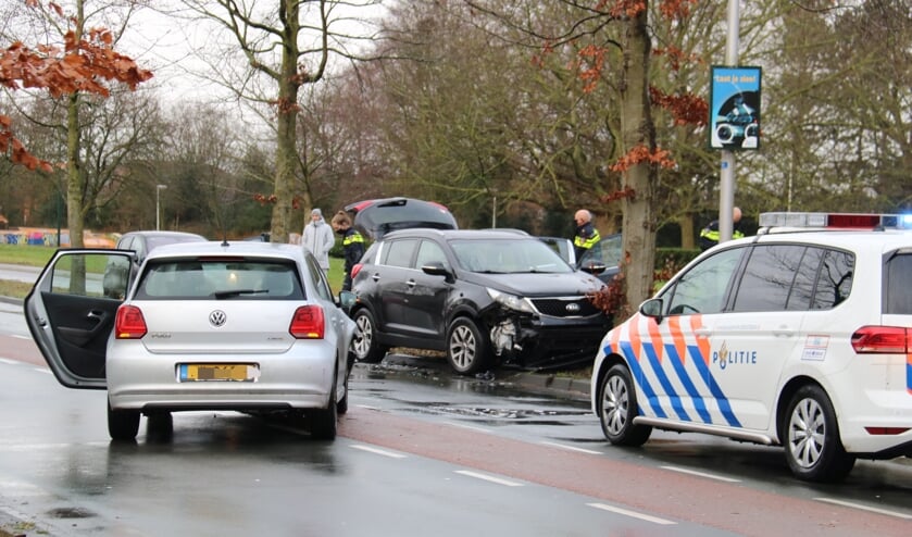 <p>De bestuurster van de zwarte auto is overgebracht naar het ziekenhuis.</p>